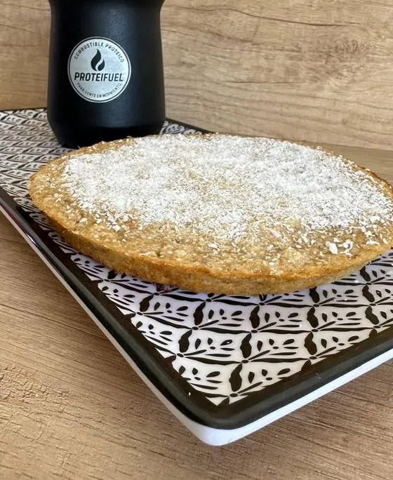 Tortilla de coco junto a un mate ProteiFuel