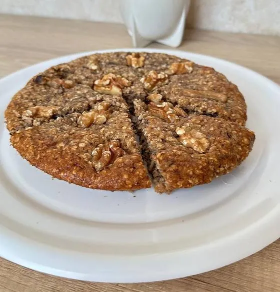 Tortilla de nuez cortada en porciones, con un mate