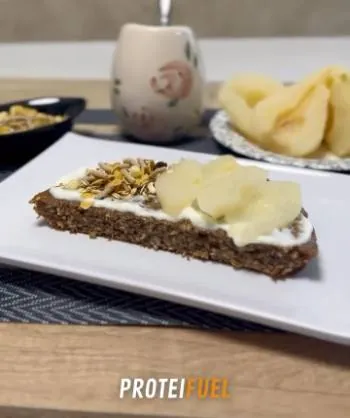 Porción de tortilla con yogur, pera y semillas